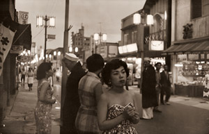 日暮れの元町にて [苗村耶州夫, アサヒカメラ 1956年1月号より]のサムネイル画像