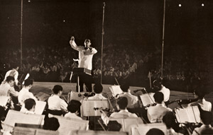 野外音楽会 [山本善之介, アサヒカメラ 1956年1月号より]のサムネイル画像
