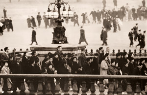 正月の二重橋 [大束元, アサヒカメラ 1956年1月号より]のサムネイル画像