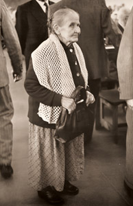 ヘルシンキ 世界平和大会より(おばあさん） [木村伊兵衛, 1955年, アサヒカメラ 1956年1月号より]のサムネイル画像