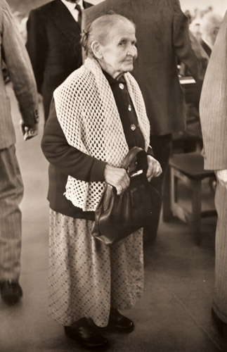 ヘルシンキ 世界平和大会より(おばあさん） [木村伊兵衛, 1955年, アサヒカメラ 1956年1月号より] パブリックドメイン画像 