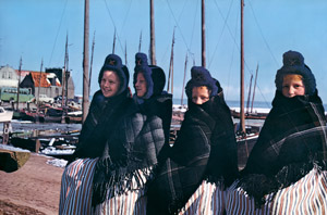 ボーレンダムの娘たち オランダにて [藤田嗣治, アサヒカメラ 1956年1月号より]のサムネイル画像