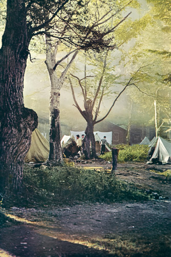 キャンプの朝 [堀田正, アサヒカメラ 1956年1月号より] パブリックドメイン画像 