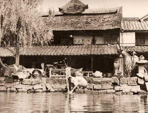 柳河(街堀のほとりに） [田中善德, アサヒカメラ 1941年3月号より]のサムネイル画像