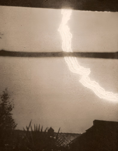 電光 [荻原輝一, アサヒカメラ 1941年3月号より] パブリックドメイン画像 