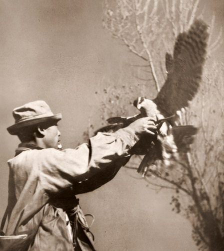 鷹匠と鷹 [乙訓田雄, アサヒカメラ 1941年3月号より] パブリックドメイン画像 