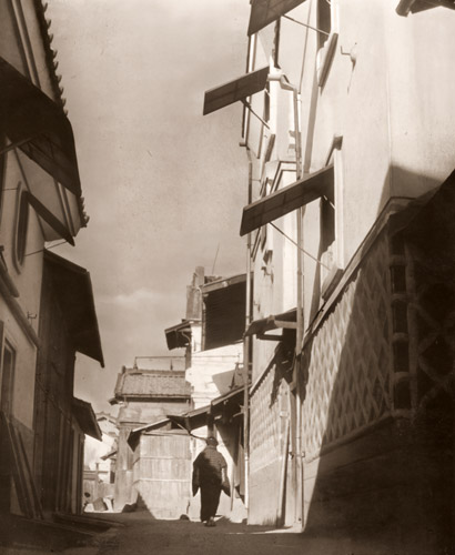 倉庫裏の冬 [新島惠之輔, アサヒカメラ 1941年3月号より] パブリックドメイン画像 