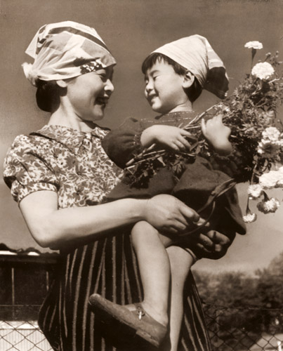 母と子 [杉山吉良, アサヒカメラ 1941年3月号より] パブリックドメイン画像 