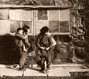 横丁の子供 [中村立行, 光画月刊 1948年6月号より]のサムネイル画像
