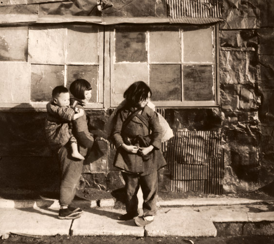 横丁の子供 [中村立行, 光画月刊 1948年6月号より] パブリックドメイン画像 