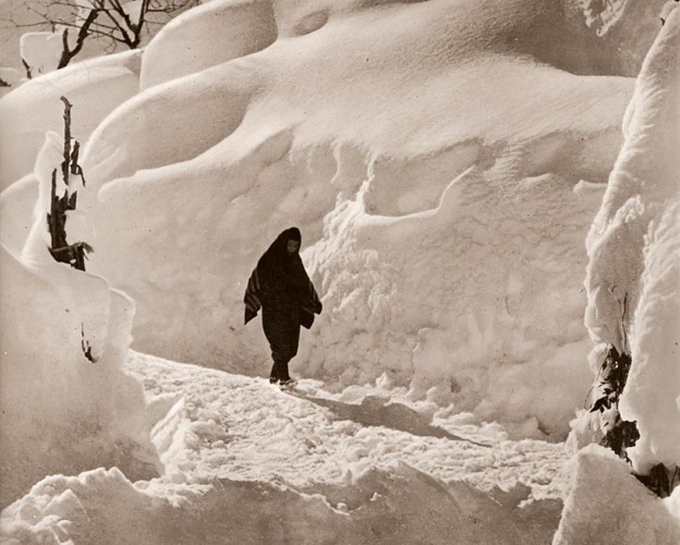 雪路を行く [北村浩三, 光画月刊 1948年6月号より] パブリックドメイン画像 