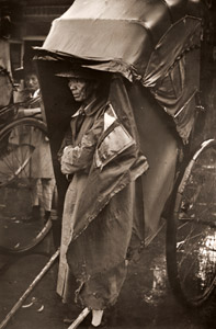 雨の日の車夫 [永井伸享, フォトアート 1955年7月号より]のサムネイル画像