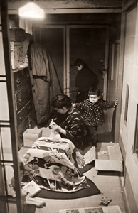 A Moment of Waiting for Father [Shigeru Sugiyama,  from Photo Art July 1955] Thumbnail Images
