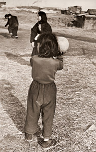 ごむまり [木村伊兵衛, フォトアート 1955年7月号より]のサムネイル画像