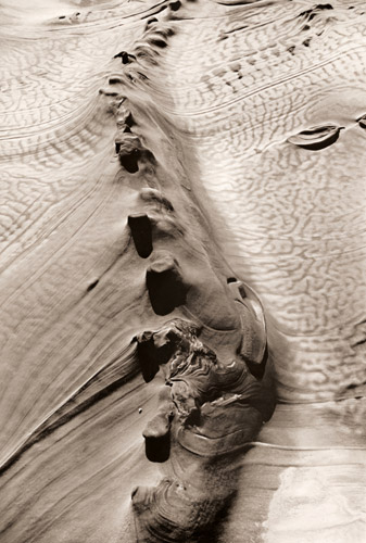 浸蝕された岩 宮崎県鵜戸 B [河野徹, フォトアート 1955年7月号より] パブリックドメイン画像 