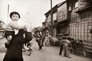 こども 肩車(佃島にて） [土門拳, フォトアート 1955年7月号より]のサムネイル画像