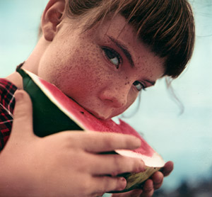無題(スイカにかぶりつく女の子） [Irving Zweifler, Color Photography Annual 1956より]のサムネイル画像