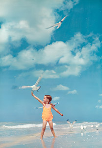 無題(カモメに餌を上げる女の子） [オジー・スウィート, Color Photography Annual 1956より]のサムネイル画像