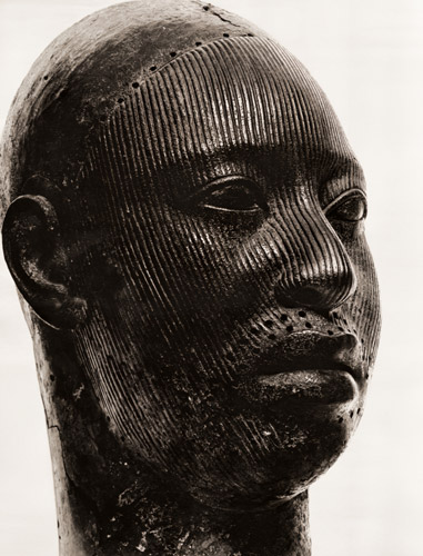 無題(10世紀前のアフリカ人の銅像の頭部） [エリオット・エリソフォン, Color Photography Annual 1956より] パブリックドメイン画像 