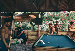 無題(ビリヤードをしているトゥアモトゥ諸島の若者） [エリオット・エリソフォン, Color Photography Annual 1956より]のサムネイル画像