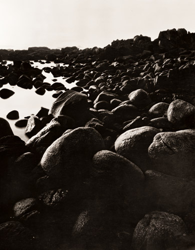 チリの海岸線にある岩 [エリオット・エリソフォン, Color Photography Annual 1956より] パブリックドメイン画像 