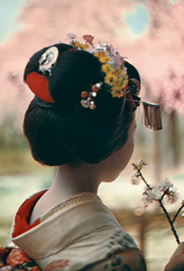 京都平安神宮の舞妓 [エリオット・エリソフォン, Color Photography Annual 1956より]のサムネイル画像