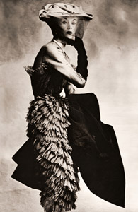 パリのファッション写真、リサ・フォンサグリーヴス [Color Photography Annual 1956より]のサムネイル画像