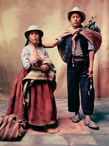 ネイティブスタジオで撮影されたペルー人の肖像 [アーヴィング・ペン, 1948年, Color Photography Annual 1956より] パブリックドメイン画像 