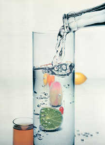 無題(注がれるお酒） [アーヴィング・ペン, Color Photography Annual 1956より]のサムネイル画像