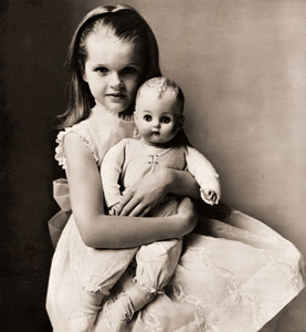 舞台プロデューサーのアルフレッド・デ・リアグレ・ジュニアの娘、クリスティーナ・デ・リアグレの自然光の肖像。  [Color Photography Annual 1956より]のサムネイル画像
