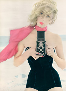 ポーズをとったモデルのスージー・パーカー [アーヴィング・ペン, Color Photography Annual 1956より]のサムネイル画像
