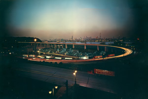 リンカーン・トンネルへ侵入する道 [エリオット・エリソフォン, Color Photography Annual 1956より]のサムネイル画像