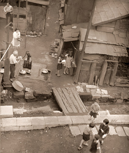 ある街の朝 [山室和夫, 光画月刊 1952年9月号より] パブリックドメイン画像 
