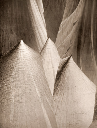 偶然の形(結晶体によるトルコの天幕）  [カール・シュトリューベ, 光画月刊 1952年9月号より] パブリックドメイン画像 