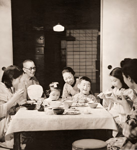 Supper at Home [Mamoru Koyama,  from Kohga Gekkan September 1952] Thumbnail Images
