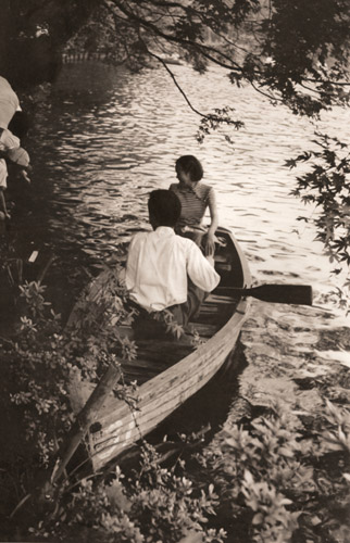夏の豊島園(手漕ぎボートに乗るカップル） [田沼武能, アサヒカメラ 1951年9月号より] パブリックドメイン画像 