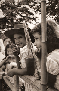 夏の豊島園(柵の前の外国人の女の子たち） [田沼武能, アサヒカメラ 1951年9月号より]のサムネイル画像