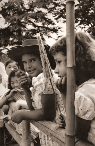 夏の豊島園(柵の前の外国人の女の子たち） [田沼武能, アサヒカメラ 1951年9月号より] パブリックドメイン画像 