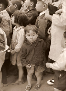 十円札を持つ子供 [浜谷浩, アサヒカメラ 1951年9月号より]のサムネイル画像