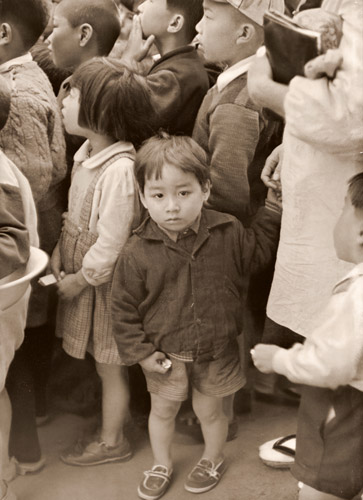 十円札を持つ子供 [浜谷浩, アサヒカメラ 1951年9月号より] パブリックドメイン画像 