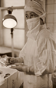 手術室 [木村伊兵衛, アサヒカメラ 1951年9月号より]のサムネイル画像