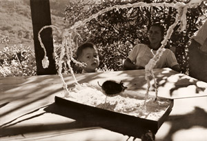 ピカソの家庭生活 (パブロ・ピカソが作った粘土の動物と茄子の豚を見るクロード・ピカソ） [ロバート・キャパ, アサヒカメラ 1951年9月号より]のサムネイル画像