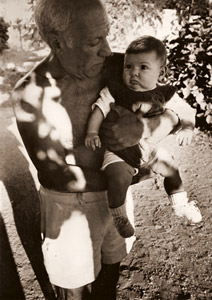 ピカソの家庭生活(赤ちゃんのパロマ・ピカソを抱くパブロ・ピカソ） [ロバート・キャパ, アサヒカメラ 1951年9月号より]のサムネイル画像