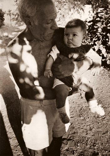 ピカソの家庭生活(赤ちゃんのパロマ・ピカソを抱くパブロ・ピカソ） [ロバート・キャパ, アサヒカメラ 1951年9月号より] パブリックドメイン画像 