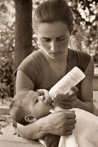 ピカソの家庭生活(赤ちゃんのパロマ・ピカソに乳を飲ませるフランソワーズ・ジロー） [ロバート・キャパ, アサヒカメラ 1951年9月号より]のサムネイル画像