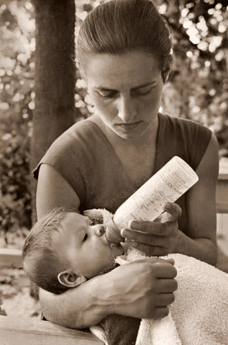 ピカソの家庭生活(赤ちゃんのパロマ・ピカソに乳を飲ませるフランソワーズ・ジロー） [ロバート・キャパ, アサヒカメラ 1951年9月号より] パブリックドメイン画像 