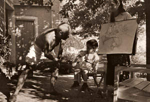 ピカソの家庭生活(クロード・ピカソが描いたもうひとつのスケッチをパブロ・ピカソに見せるフランソワーズ・ジロー） [ロバート・キャパ, アサヒカメラ 1951年9月号より]のサムネイル画像