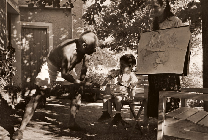 ピカソの家庭生活(クロード・ピカソが描いたもうひとつのスケッチをパブロ・ピカソに見せるフランソワーズ・ジロー） [ロバート・キャパ, アサヒカメラ 1951年9月号より] パブリックドメイン画像 