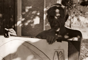 ピカソの家庭生活(煙草を持つパブロ・ピカソ） [ロバート・キャパ, アサヒカメラ 1951年9月号より]のサムネイル画像