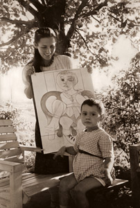 ピカソの家庭生活(クロード・ピカソが描いたスケッチをパブロ・ピカソに見せるフランソワーズ・ジロー） [ロバート・キャパ, アサヒカメラ 1951年9月号より]のサムネイル画像